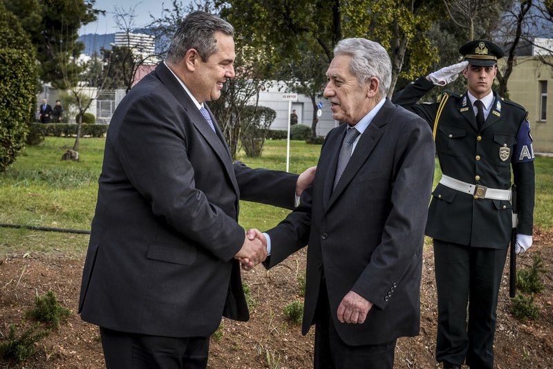 Περασμένα-ξεχασμένα:Με απόδοση τιμών υποδέχθηκε ο Καμμένος τον Κουβέλη | iefimerida.gr 3