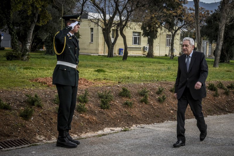 Περασμένα-ξεχασμένα:Με απόδοση τιμών υποδέχθηκε ο Καμμένος τον Κουβέλη | iefimerida.gr 4