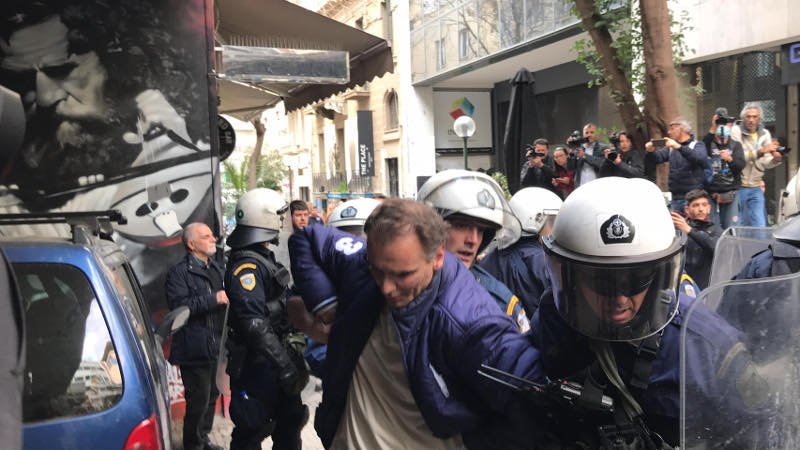 Ξύλο ΜΑΤ σε διαδηλωτές για τους πλειστηριασμούς- Τραυματίες, συλλήψεις και προσαγωγές [βίντεο] | iefimerida.gr 5