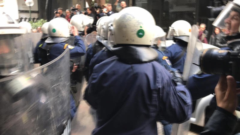 Ξύλο ΜΑΤ σε διαδηλωτές για τους πλειστηριασμούς- Τραυματίες, συλλήψεις και προσαγωγές [βίντεο] | iefimerida.gr 6