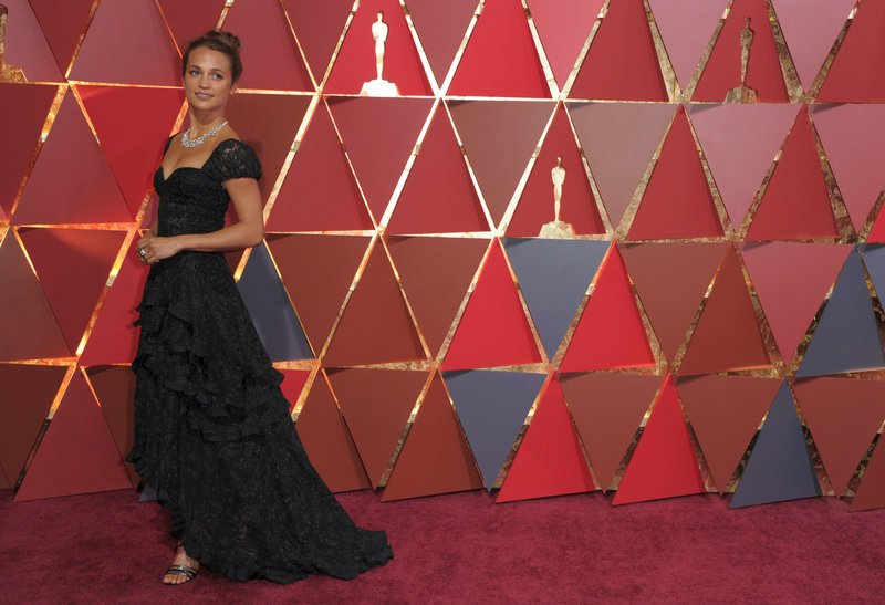 Η νέα Λάρα Κροφτ (Αλίσια Βικάντερ) είναι ωραία, αλλά σαν την παλιά (Αντζελίνα Τζολί) δεν είναι [εικόνες] | iefimerida.gr 1