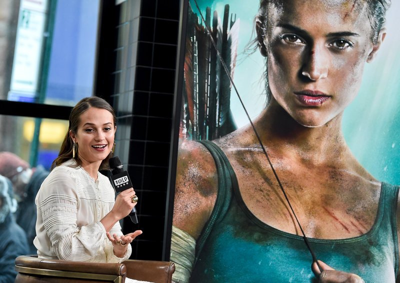 Η νέα Λάρα Κροφτ (Αλίσια Βικάντερ) είναι ωραία, αλλά σαν την παλιά (Αντζελίνα Τζολί) δεν είναι [εικόνες] | iefimerida.gr 2