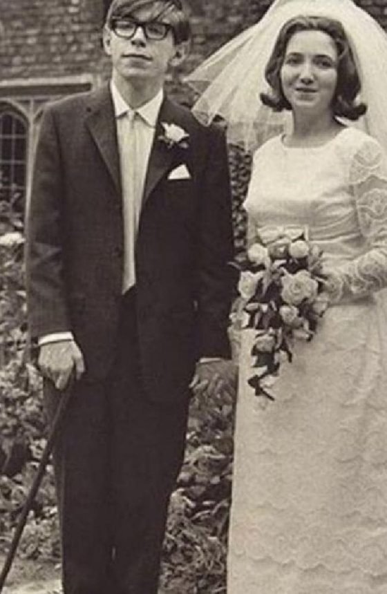 Η ταραχώδης προσωπική ζωή του Χόκινγκ  -Οι δύο γάμοι, οι απιστίες και οι φήμες περί κακοποίησης [εικόνες] | iefimerida.gr 0