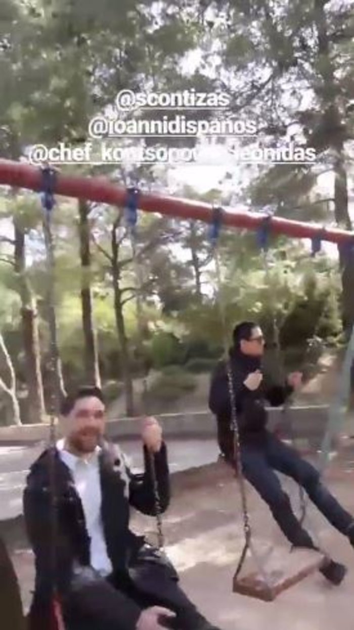 Οταν ο φακός έπιασε τους κριτές του MasterChef στα κενά των γυρισμάτων να κάνουν... κούνια! [εικόνες] | iefimerida.gr 0