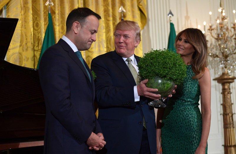 Με θεϊκό σμαραγδένιο λεοπάρ φόρεμα η Μελάνια λόγω Patrick's Day [εικόνες] | iefimerida.gr 4