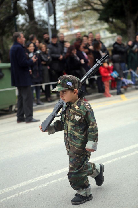 Σάλος με τον 5χρονο ντυμένο στρατιωτικά και με όπλο, που άνοιξε την παρέλαση στην Αλεξανδρούπολη [εικόνα & βίντεο] | iefimerida.gr 0
