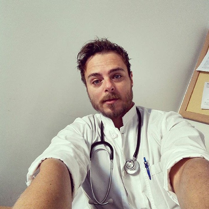 Ο Νίκος Μίχας από το Fame Story παράτησε το τραγούδι -Είναι γιατρός στα απομονωμένα Αντικύθηρα με τους 20 κατοίκους [εικόνες & βίντεο] | iefimerida.gr 1