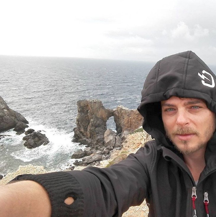 Ο Νίκος Μίχας από το Fame Story παράτησε το τραγούδι -Είναι γιατρός στα απομονωμένα Αντικύθηρα με τους 20 κατοίκους [εικόνες & βίντεο] | iefimerida.gr 3