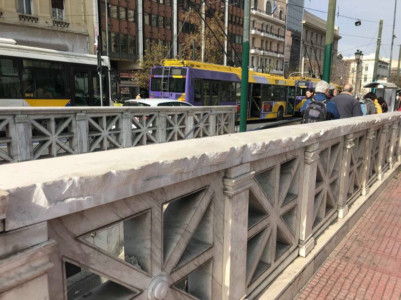 Μάρμαρα, τα πιο γνωστά «πολεμοφόδια» των αναρχικών -Εχουν ρημάξει τα δημόσια κτίρια [εικόνες] | iefimerida.gr 0