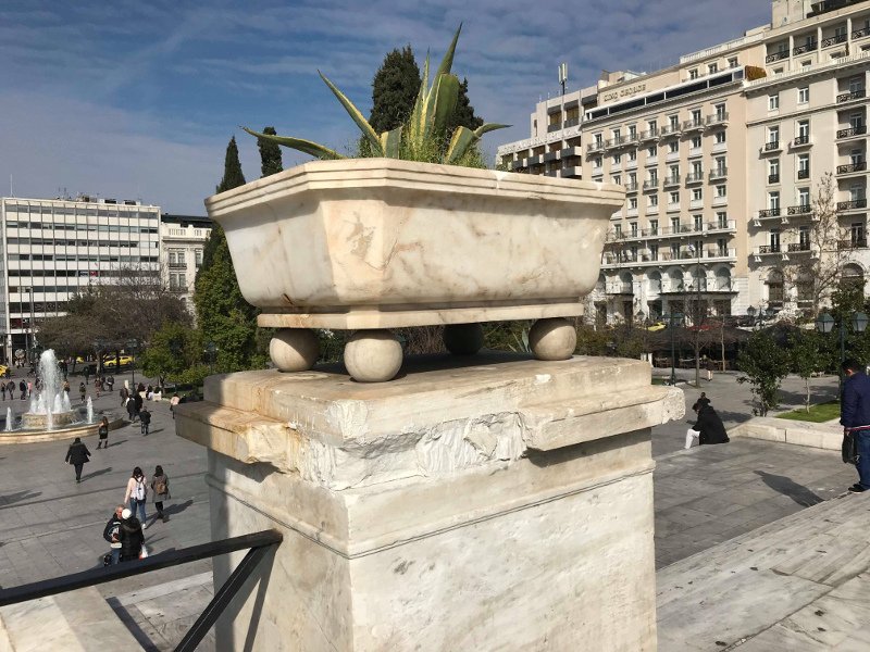 Μάρμαρα, τα πιο γνωστά «πολεμοφόδια» των αναρχικών -Εχουν ρημάξει τα δημόσια κτίρια [εικόνες] | iefimerida.gr 1