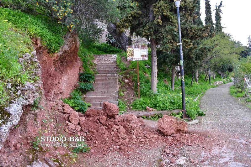 Εικόνες από την κατολίσθηση στα 999 σκαλιά του Παλαμηδίου, στο Ναύπλιο [εικόνες & βίντεο] | iefimerida.gr 0