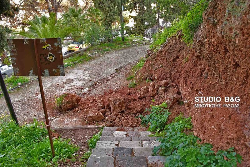 Εικόνες από την κατολίσθηση στα 999 σκαλιά του Παλαμηδίου, στο Ναύπλιο [εικόνες & βίντεο] | iefimerida.gr 2