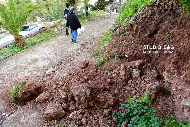 Εικόνες από την κατολίσθηση στα 999 σκαλιά του Παλαμηδίου, στο Ναύπλιο [εικόνες & βίντεο] | iefimerida.gr 4