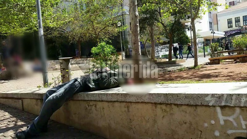 Σοκαριστικό θέαμα -Τοξικομανείς κάνουν χρήση ναρκωτικών στην είσοδο της Νομικής Σχολής Αθηνών [εικόνες & βίντεο] | iefimerida.gr 0