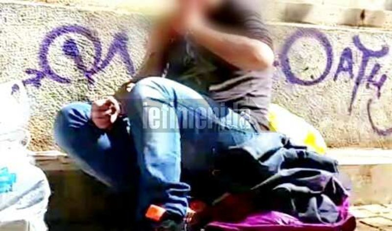 Σοκαριστικό θέαμα -Τοξικομανείς κάνουν χρήση ναρκωτικών στην είσοδο της Νομικής Σχολής Αθηνών [εικόνες & βίντεο] | iefimerida.gr 1