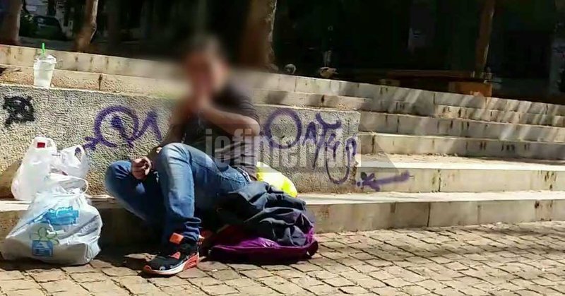 Σοκαριστικό θέαμα -Τοξικομανείς κάνουν χρήση ναρκωτικών στην είσοδο της Νομικής Σχολής Αθηνών [εικόνες & βίντεο] | iefimerida.gr 2