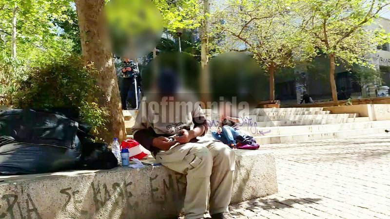 Σοκαριστικό θέαμα -Τοξικομανείς κάνουν χρήση ναρκωτικών στην είσοδο της Νομικής Σχολής Αθηνών [εικόνες & βίντεο] | iefimerida.gr 3