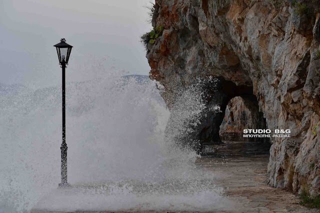 Φούσκωσε η θάλασσα στο Ναύπλιο -Εικόνες από τα τεράστια κύματα που σκάνε με μανία στα βράχια [βίντεο] | iefimerida.gr 7