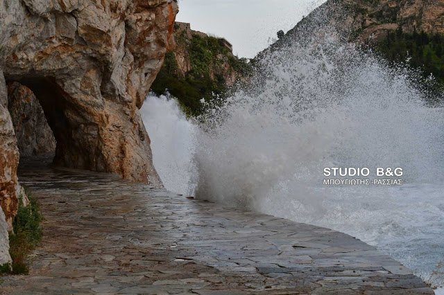 Φούσκωσε η θάλασσα στο Ναύπλιο -Εικόνες από τα τεράστια κύματα που σκάνε με μανία στα βράχια [βίντεο] | iefimerida.gr 4
