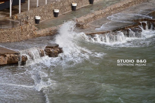 Φούσκωσε η θάλασσα στο Ναύπλιο -Εικόνες από τα τεράστια κύματα που σκάνε με μανία στα βράχια [βίντεο] | iefimerida.gr 2