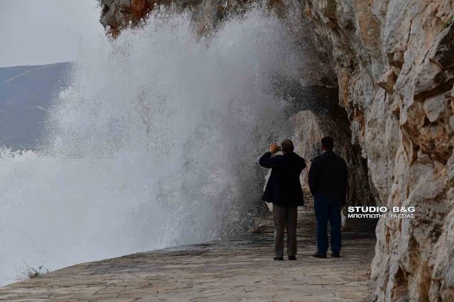 Φούσκωσε η θάλασσα στο Ναύπλιο -Εικόνες από τα τεράστια κύματα που σκάνε με μανία στα βράχια [βίντεο] | iefimerida.gr 8
