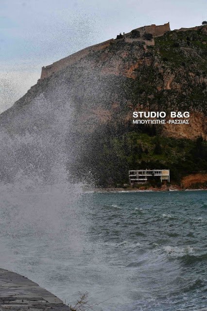 Φούσκωσε η θάλασσα στο Ναύπλιο -Εικόνες από τα τεράστια κύματα που σκάνε με μανία στα βράχια [βίντεο] | iefimerida.gr 0