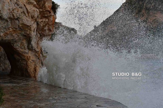 Φούσκωσε η θάλασσα στο Ναύπλιο -Εικόνες από τα τεράστια κύματα που σκάνε με μανία στα βράχια [βίντεο] | iefimerida.gr 1