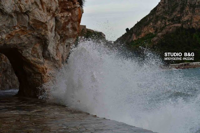 Φούσκωσε η θάλασσα στο Ναύπλιο -Εικόνες από τα τεράστια κύματα που σκάνε με μανία στα βράχια [βίντεο] | iefimerida.gr 6