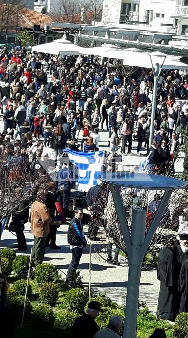 Ορεστιάδα: Συγκέντρωση για τους 2 στρατιωτικούς -Πούλμαν από τη Β. Ελλάδα [εικόνες] | iefimerida.gr 1