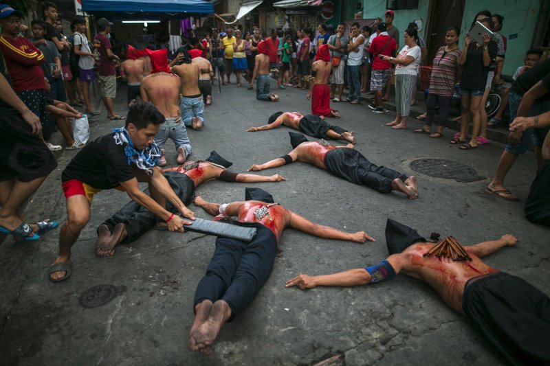 Αγριο πασχαλινό έθιμο των καθολικών στις Φιλιππίνες: Αυτομαστιγώνονται μέχρι να ματώσουν [εικόνες] | iefimerida.gr 1