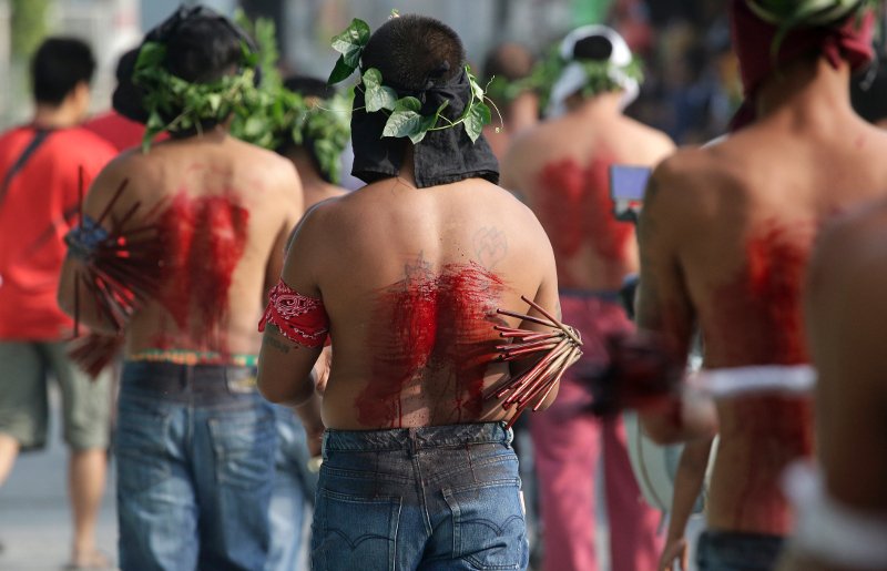 Αγριο πασχαλινό έθιμο των καθολικών στις Φιλιππίνες: Αυτομαστιγώνονται μέχρι να ματώσουν [εικόνες] | iefimerida.gr 5