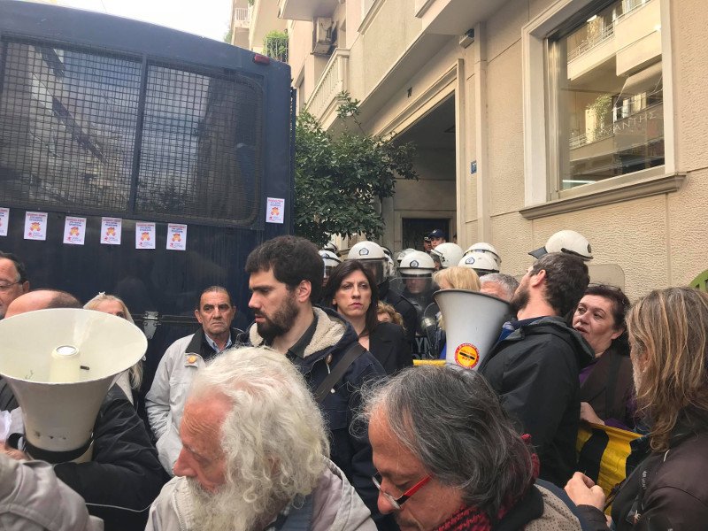 Κολωνάκι, διαμαρτυρία για πλειστηριασμούς -Ενταση και χημικά | iefimerida.gr 8