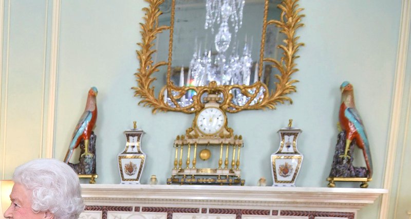 Η βασίλισσα Ελισάβετ υποδέχθηκε στο δωμάτιό της Αραβα πρίγκιπα και του είχε ανάψει... σόμπα! [εικόνες] | iefimerida.gr 4