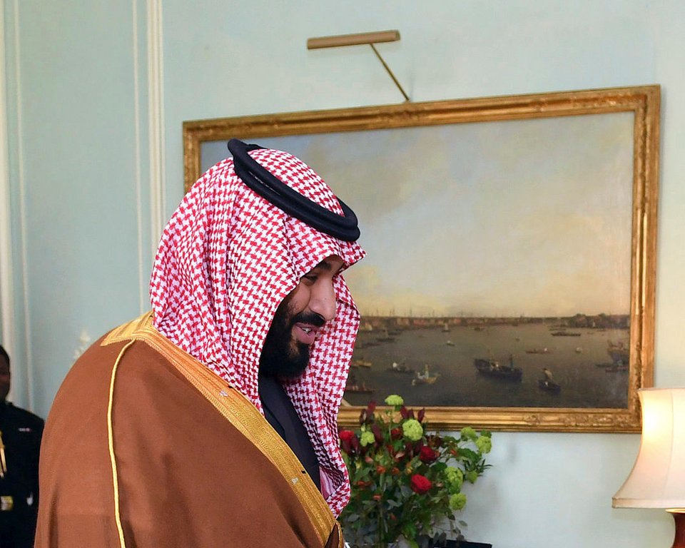 Η βασίλισσα Ελισάβετ υποδέχθηκε στο δωμάτιό της Αραβα πρίγκιπα και του είχε ανάψει... σόμπα! [εικόνες] | iefimerida.gr 2