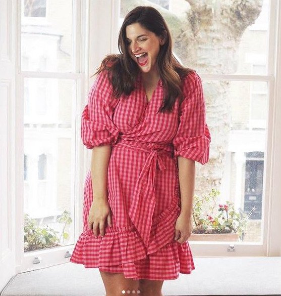 Η Ρις Γουίδερσπουν λανσάρει κολεξιόν με ρούχα για γυναίκες με καμπύλες [εικόνες]  | iefimerida.gr 2