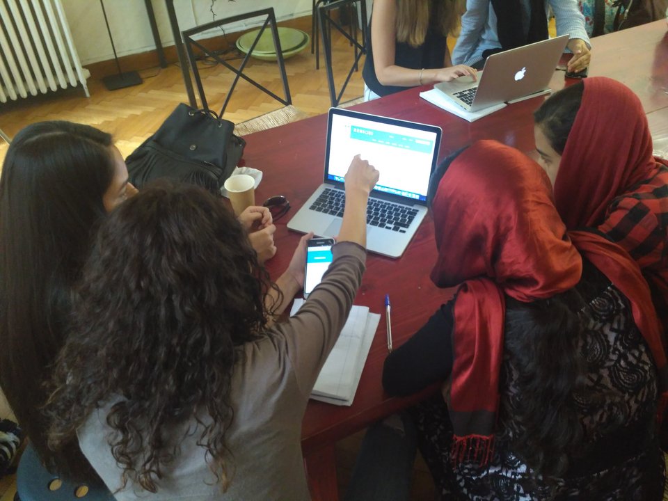 16χρονη δημιούργησε πλατφόρμα που βοηθά τα προσφυγόπουλα στο σχολείο [εικόνες] | iefimerida.gr 3