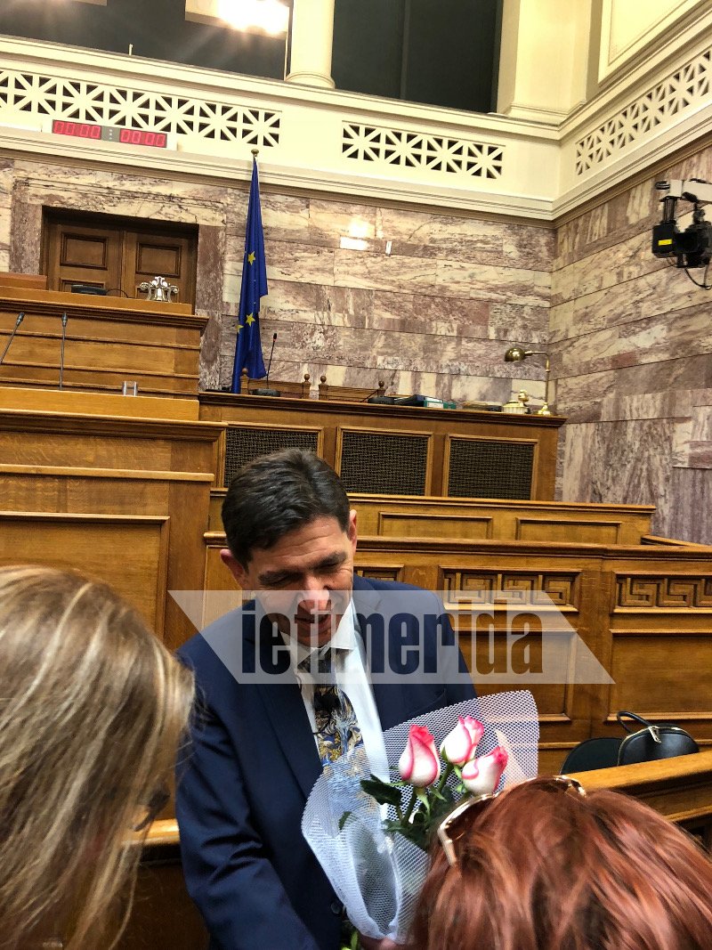 Ο Σκιαδαρέσης ανέβασε θεατρική παράσταση μέσα στη Βουλή, με θεατές τον Βούτση, βουλευτές και την... Μπέσυ Μάλφα -Αποκλειστικό βίντεο | iefimerida.gr 2