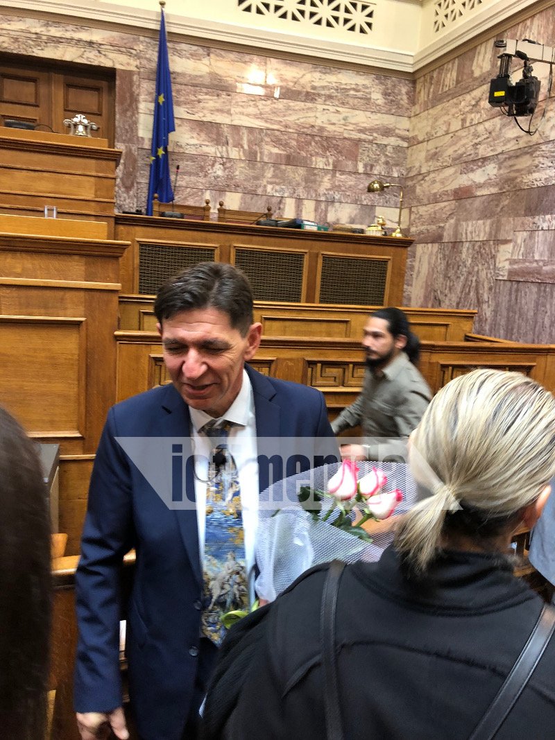 Ο Σκιαδαρέσης ανέβασε θεατρική παράσταση μέσα στη Βουλή, με θεατές τον Βούτση, βουλευτές και την... Μπέσυ Μάλφα -Αποκλειστικό βίντεο | iefimerida.gr 1