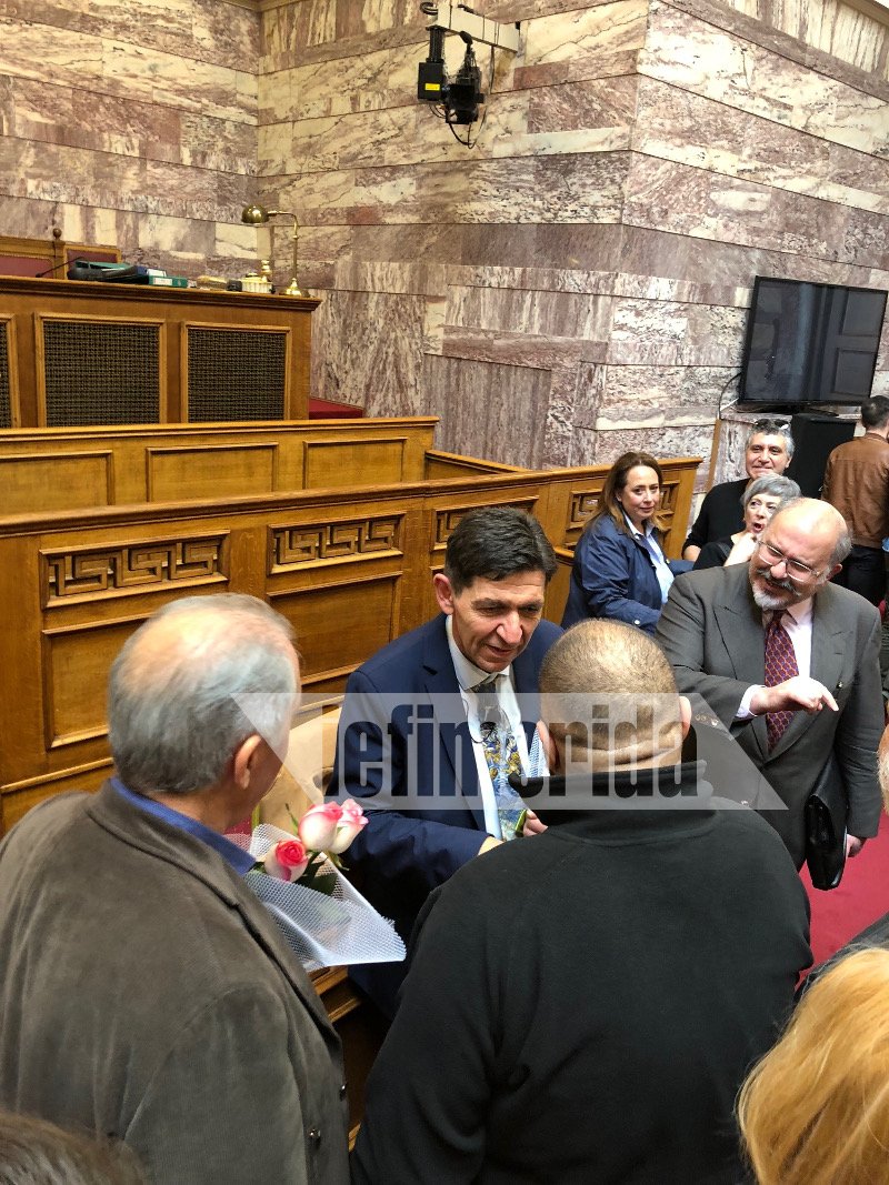 Ο Σκιαδαρέσης ανέβασε θεατρική παράσταση μέσα στη Βουλή, με θεατές τον Βούτση, βουλευτές και την... Μπέσυ Μάλφα -Αποκλειστικό βίντεο | iefimerida.gr 0