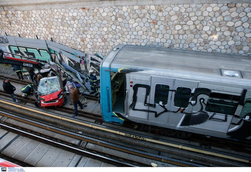 Η εντυπωσιακή επιχείρηση απομάκρυνσης του ΙΧ που έπεσε στις ράγες του τρένου [εικόνες] | iefimerida.gr 9