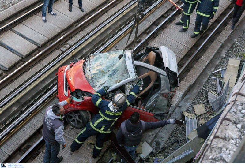 Η εντυπωσιακή επιχείρηση απομάκρυνσης του ΙΧ που έπεσε στις ράγες του τρένου [εικόνες] | iefimerida.gr 10