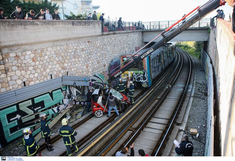Η εντυπωσιακή επιχείρηση απομάκρυνσης του ΙΧ που έπεσε στις ράγες του τρένου [εικόνες] | iefimerida.gr 11