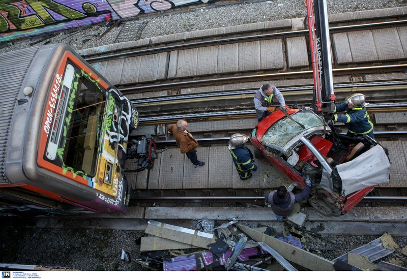 Η εντυπωσιακή επιχείρηση απομάκρυνσης του ΙΧ που έπεσε στις ράγες του τρένου [εικόνες] | iefimerida.gr 0