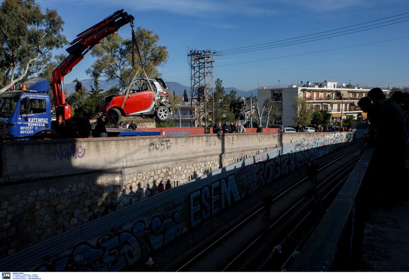 Η εντυπωσιακή επιχείρηση απομάκρυνσης του ΙΧ που έπεσε στις ράγες του τρένου [εικόνες] | iefimerida.gr 1