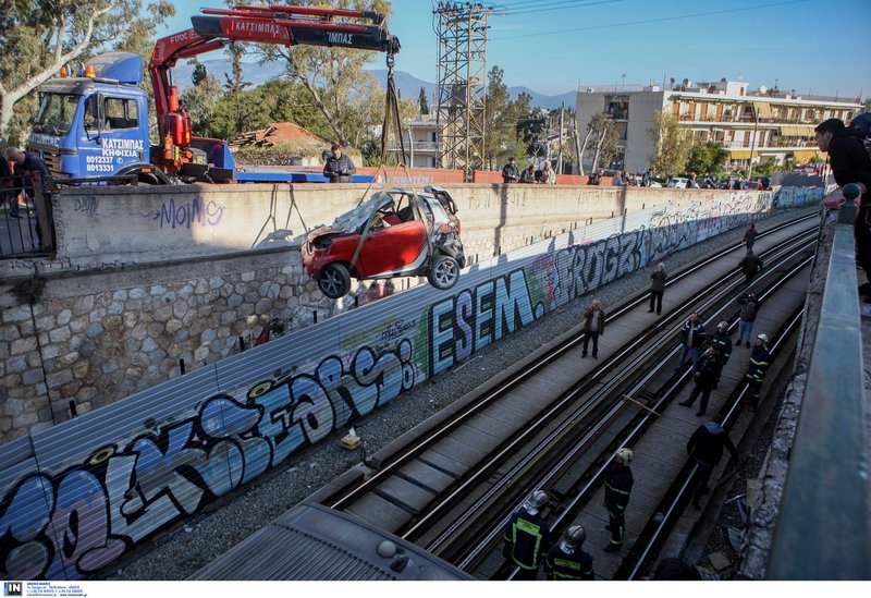 Η εντυπωσιακή επιχείρηση απομάκρυνσης του ΙΧ που έπεσε στις ράγες του τρένου [εικόνες] | iefimerida.gr 2
