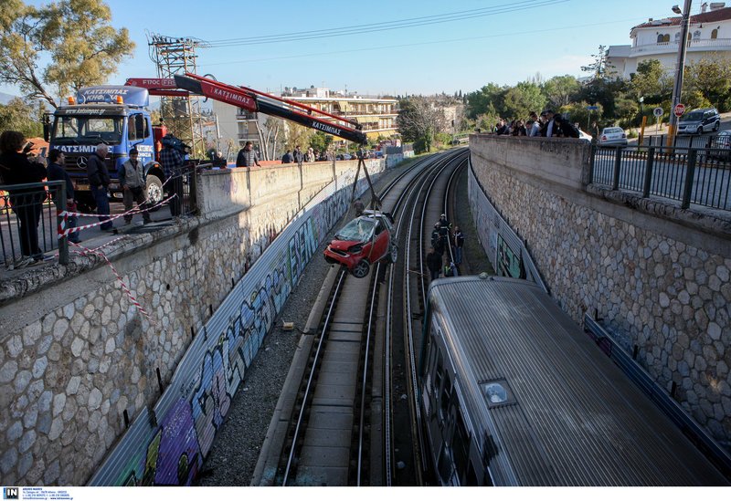 Η εντυπωσιακή επιχείρηση απομάκρυνσης του ΙΧ που έπεσε στις ράγες του τρένου [εικόνες] | iefimerida.gr 3