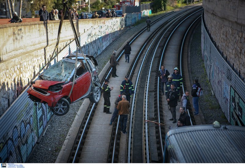Η εντυπωσιακή επιχείρηση απομάκρυνσης του ΙΧ που έπεσε στις ράγες του τρένου [εικόνες] | iefimerida.gr 4