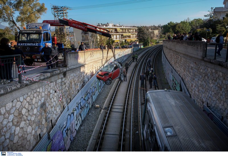 Η εντυπωσιακή επιχείρηση απομάκρυνσης του ΙΧ που έπεσε στις ράγες του τρένου [εικόνες] | iefimerida.gr 5