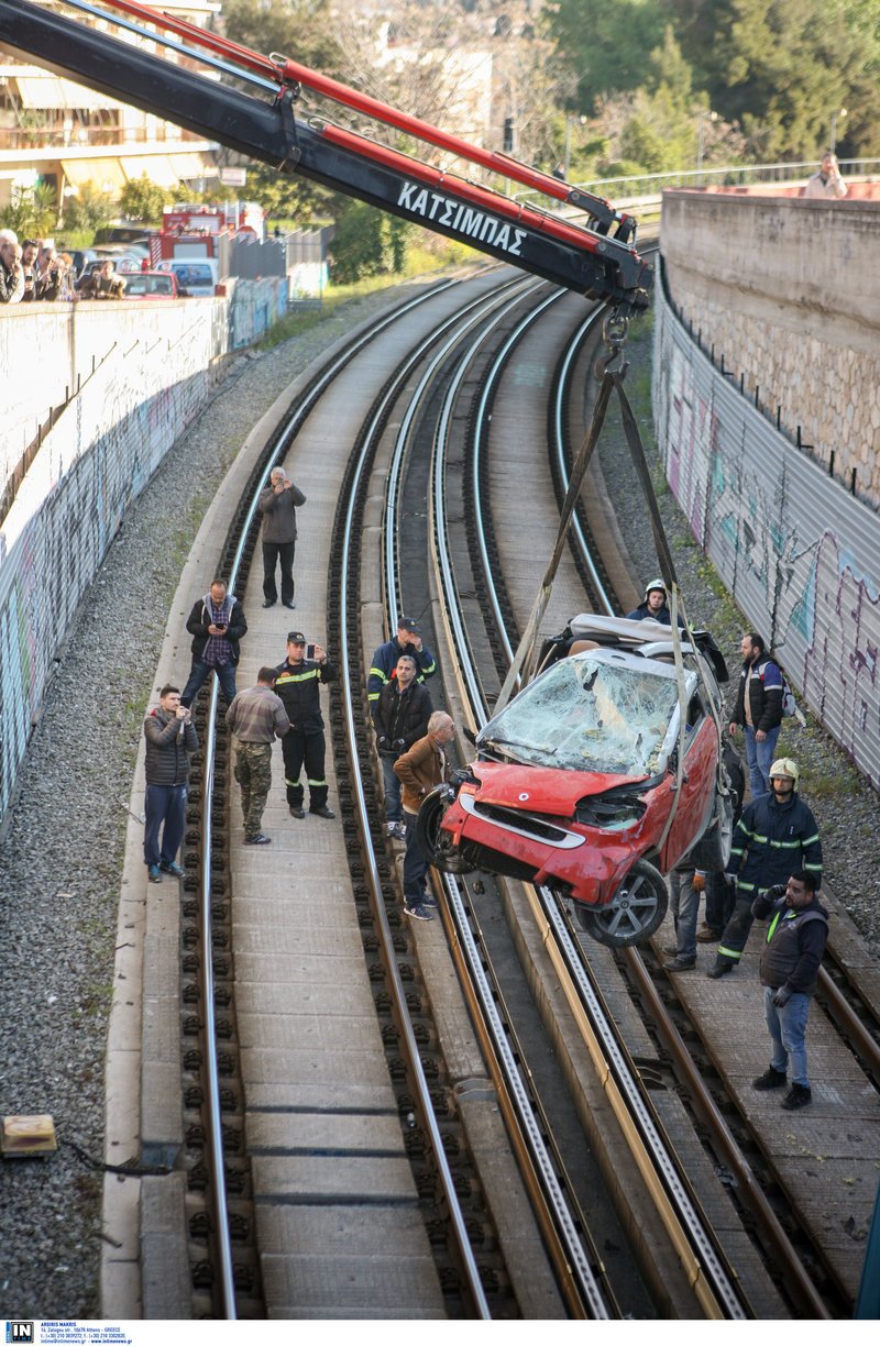 Η εντυπωσιακή επιχείρηση απομάκρυνσης του ΙΧ που έπεσε στις ράγες του τρένου [εικόνες] | iefimerida.gr 6