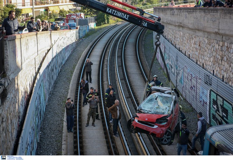 Η εντυπωσιακή επιχείρηση απομάκρυνσης του ΙΧ που έπεσε στις ράγες του τρένου [εικόνες] | iefimerida.gr 8